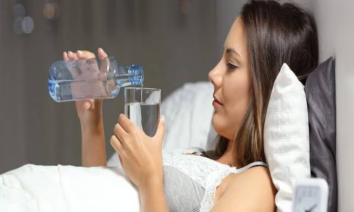 Disadvantages drinking water night: सोने से पहले पानी पीना है सही?