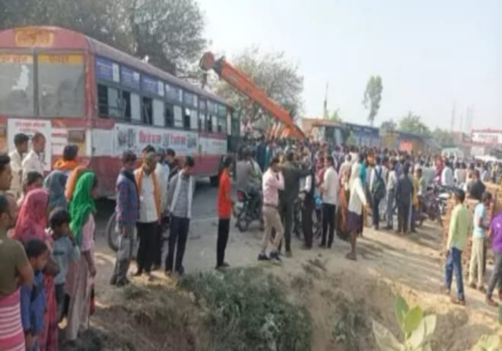 Accident: बस से कुचलकर 3 पॉलिटेक्निक छात्रों की मौत, लोगो ने किया सड़क जाम