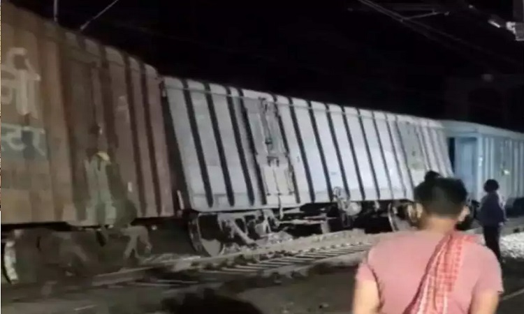 Train Derailed In UP: अयोध्या में रेल हादसा, पटरी से उतरे 4 डिब्बे