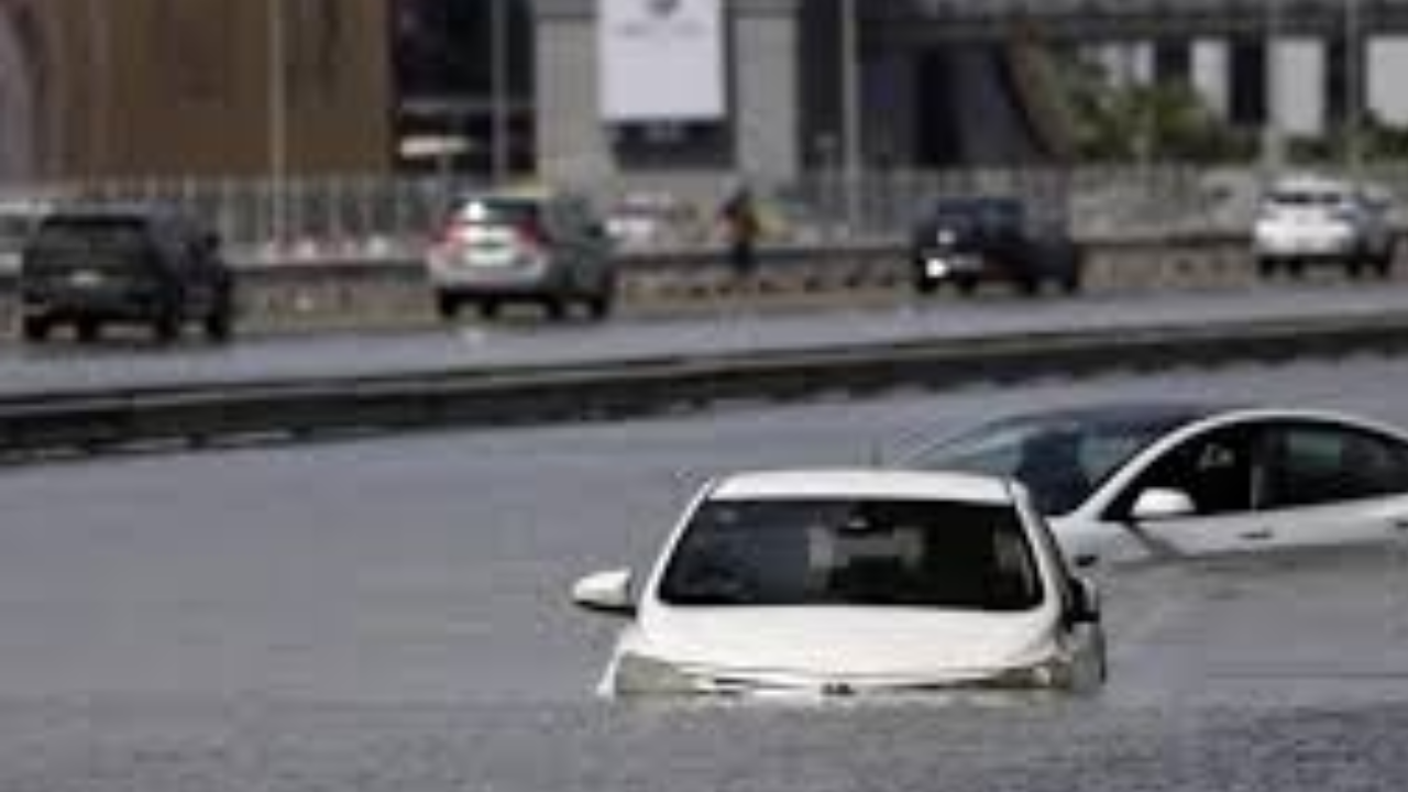 Dubai Rain: दुबई में फिर कुदरत का कहर, बारिश से हाल-बेहाल