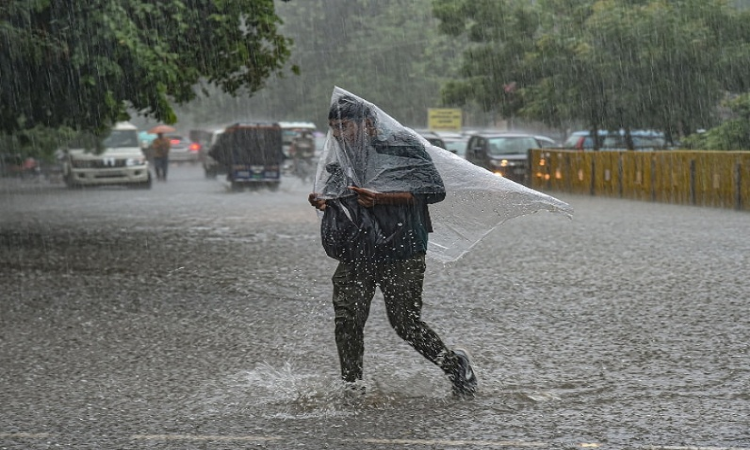 UP Weather: यूपी में इस दिन लू से मिलेगी राहत, होगी झमाझम बारिश!