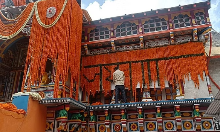 Badrinaath Dham: फूलों से सजाया जा रहा मंदिर, कल खुलेंगे बदरीविशाल के कपाट