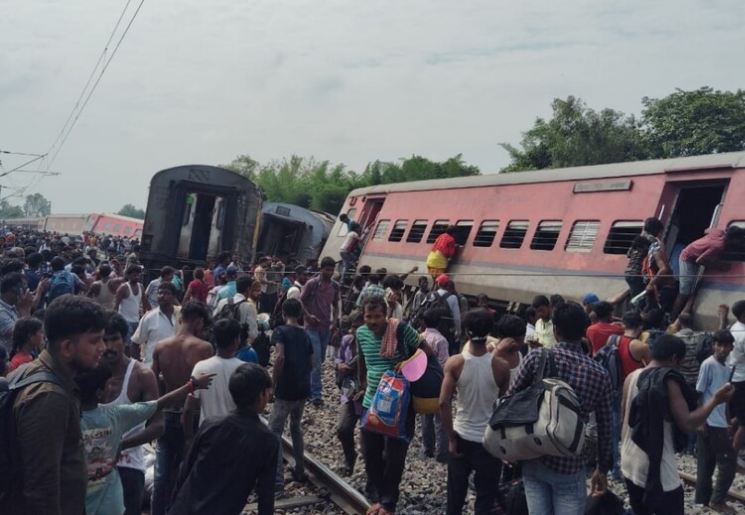 Dibrugarh Gonda Train Accident: बड़ा रेल हादसा! पटरी से उतरे चंडीगढ़ एक्सप्रेस के दो डिब्बे, 4 लोगों की मौत 20 घायल