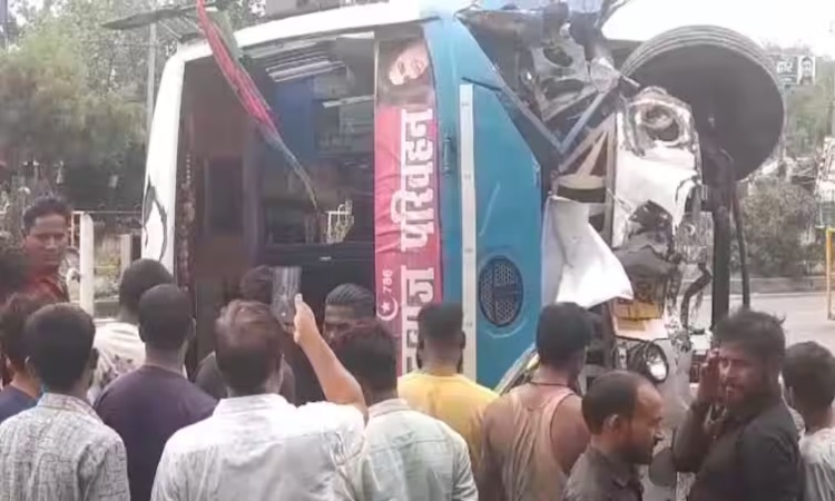 Road Accident: भीषण सड़क हादसा! नेशनल हाइवे पर श्रद्धालुओं से भरी बस पलटी, 10 से अधिक लोग घायल