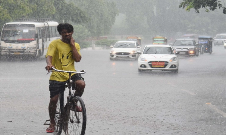 UP Weather: बारिश बनी प्रदेश में आफत! इन जिलों में कक्षा 8 तक के स्कूल बंद