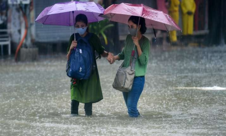 UP Weather: बारिश बनी आफत! प्रदेश के कई गांवों में भरा पानी, जानें कैसा रहेगा आज का मौसम