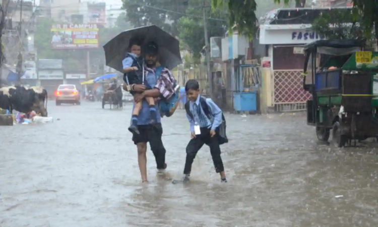 UP Weather: आज होगी झमाझम बारिश या उमस करेगी परेशान? जानिए कैसा रहेगा यूपी में आज का मौसम