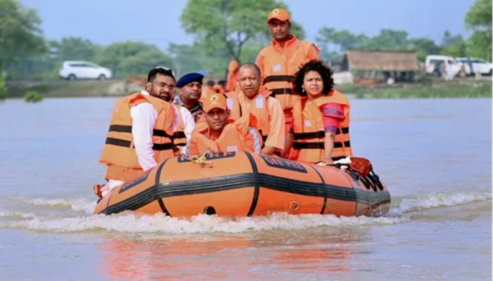 UP Flood: बाढ़ में पीड़ितों का सहारा बने CM योगी, 12 जिलों को पहुंचाई मदद