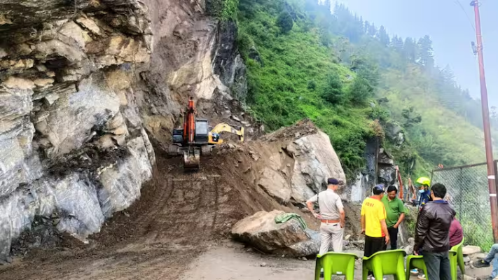 Uttarakhand Landslide: 3000 से अधिक यात्री फंसे, जोशीमठ-बद्रीनाथ हाईवे ब्लॉक