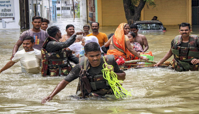 UP Flood: बाढ़ का कहर बरकरार! डिपो पर बसों का संचालन बाधित