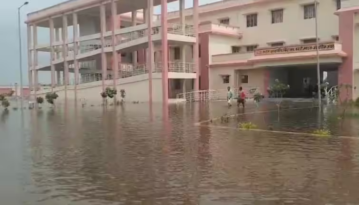 UP Flood: बस्ती के अटल आवासीय स्कूल में घुटनों तक भरा पानी, पिछले साल ही हुआ था उद्घाटन