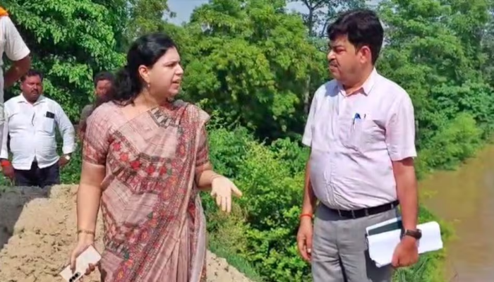 Deoria DM: ‘धूप ही तो है, पिघल थोड़ी जाएंगे…’ नई DM ने PWD अधिकारी को लगा दी फटकार