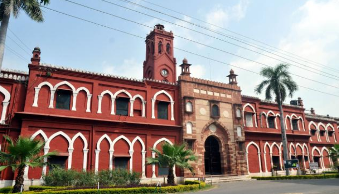 Firing in AMU: AMU कैंपस में दहशत! बदमाशों ने की फायरिंग, 2 कर्मचारी हुए घायल