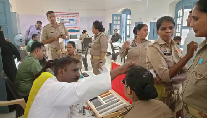 Health Camp: अलीगढ़ के पुलिस लाइन में आयोजित स्वास्थ्य शिविर कैंप