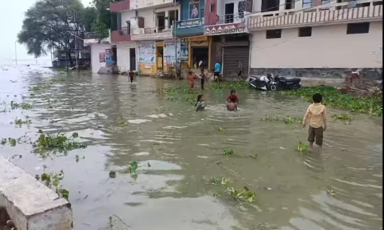 UP Flood: गंगा और यमुना की बाढ़ ने मचाई तबाही, घरों में घुसा पानी, सड़के भी डूबी