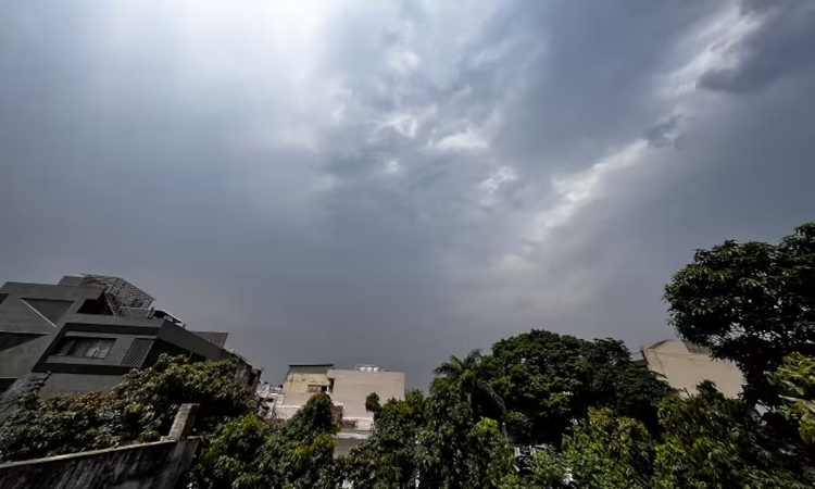 UP Weather: प्रयागराज, फतेहपुर समेत यूपी के इन जिलों में आज होगी झमाझम बारिश, जानिए मौसम की ताजा अपडेट