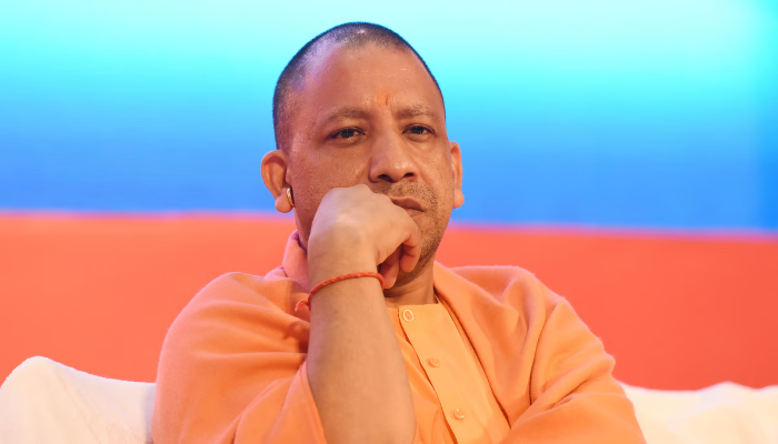 CM Yogi: कांवड़ियों पर सीएम का पुष्प वर्षा कार्यक्रम हुआ रद्द, तीन जिलों का था दौरा