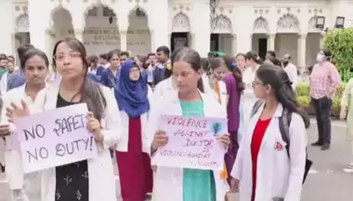 Doctors Strike: लखनऊ में डॉक्टर उतरे हड़ताल पर, मरीजों की बढ़ी मुश्किलें