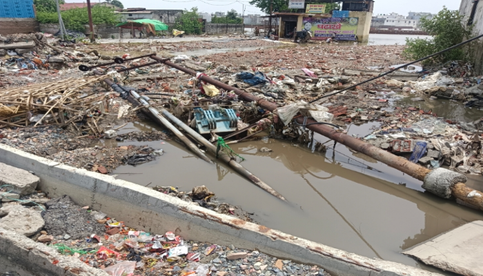 UP Flood: नदियों में उफान थमने से जलस्तर में हुई गिरावट, बाढ़ का खतरा टला